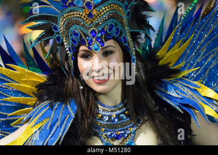 Paris, France - le 9 février 2018 : Les participants de l'île de Madère en danse Carnaval le défilé dans la ville de Funchal, Madère, Portugal. Banque D'Images