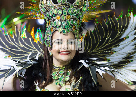 Paris, France - le 9 février 2018 : Les participants de l'île de Madère en danse Carnaval le défilé dans la ville de Funchal, Madère, Portugal. Banque D'Images