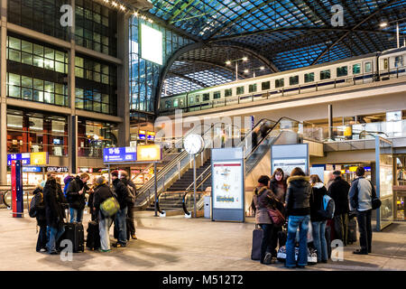 La gare centrale de Berlin (Berlin Hauptbahnhof). Berlin, Allemagne. Banque D'Images
