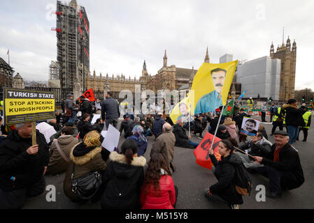 Asseyez-vous pour protester devant le Parlement. Manifestation contre les crimes de guerre turcs présumés à Afrin, une ville kurde en Syrie. Londres, Royaume-Uni. Défendez le manifestant d'Afrin Banque D'Images