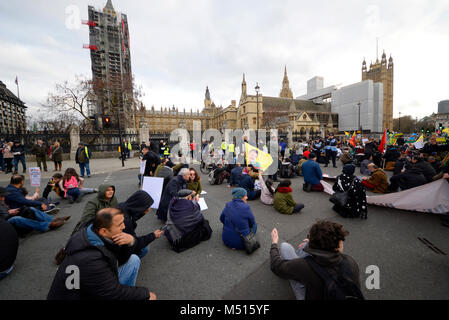 Asseyez-vous pour protester devant le Parlement. Manifestation contre les crimes de guerre turcs présumés à Afrin, une ville kurde en Syrie. Londres, Royaume-Uni. Défendez le manifestant d'Afrin Banque D'Images