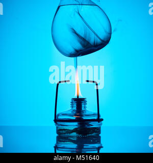 L'échauffement pour liquide de test chimique sur bleu Banque D'Images