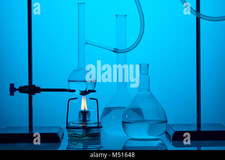 L'analyse scientifique en laboratoire moderne sur bleu Banque D'Images