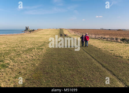 Le long de la voie côtière couverte d'herbe clifftops de Reuclver Country Park près de Reculver Tours, dans le Kent, UK Banque D'Images