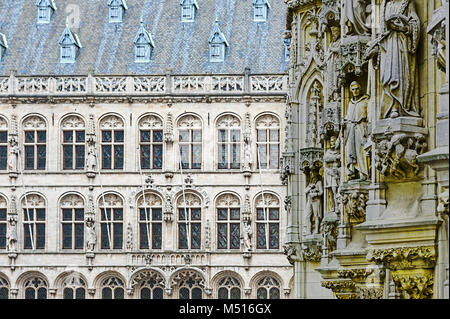 L'Hôtel de ville et église Saint Pierre à Louvain Banque D'Images