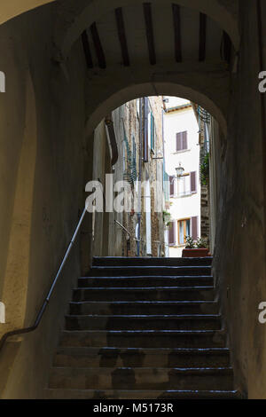 Escalier dans une sombre ruelle voûtée Banque D'Images