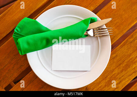 Vaisselle et le papier blanc carte sur table in restaurant Banque D'Images