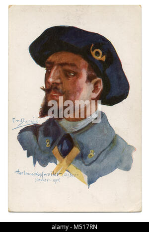 Ancienne carte postale française un brave Alpine Light en fantassin avec un béret bleu-jaune bugle horn badge. La première guerre mondiale de 1914-1918, la France, l'Entente. Banque D'Images