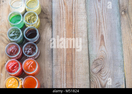 Assortiment de sauces dans les pots de verre Banque D'Images