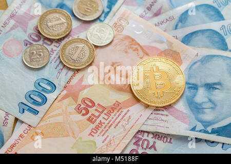 Avec Bitcoin turques dans le papier et les formes de monnaie Banque D'Images