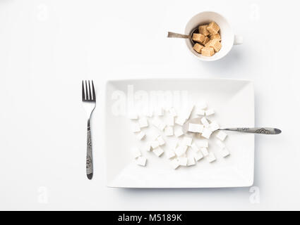 Plaque blanche et tasse en céramique avec des cubes de sucre. Concept de boire et manger malsain Banque D'Images