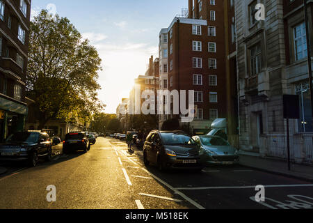 Londres, ANGLETERRE - 25 octobre 2017 : rues de Londres au coucher du soleil près de Hyde park. Londres, 25 Octobre 2017 Banque D'Images