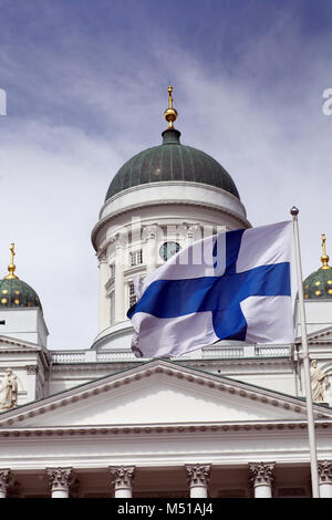 Un battement de drapeau national de la Finlande contre la cathédrale d'Helsinki Banque D'Images