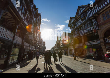 Ville de Chester, en Angleterre. Voir la silhouette de boutiques et les piétons à Chester's Bridge Street, près de la jonction de l'Eastgate Street. Banque D'Images