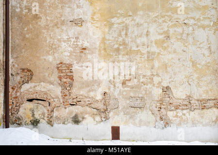 Grunge abandonné maison, mur en stuc brique fissurée Banque D'Images