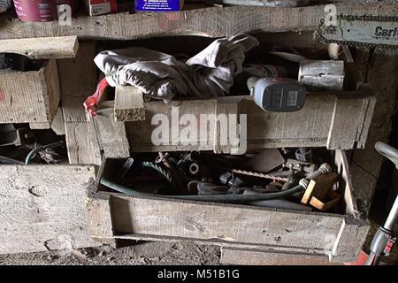 Ancien outil poitrine ouvrit pleine d'ordure. Banque D'Images