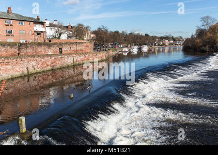 Ville de Chester, en Angleterre. Vue pittoresque de la rivière Dee, avec Chester remparts sur la gauche de l'image et de l'Oliveraie en arrière-plan. Banque D'Images