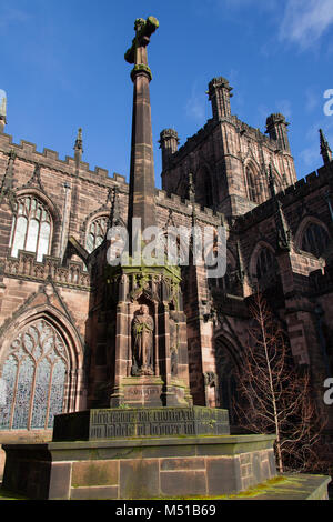 Ville de Chester, en Angleterre. La façade sud de l'historique de la cathédrale de Chester, vu de St Werburgh Street. Banque D'Images