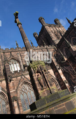 Ville de Chester, en Angleterre. La façade sud de l'historique de la cathédrale de Chester, vu de St Werburgh Street. Banque D'Images