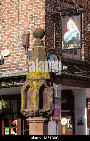 Ville de Chester, en Angleterre. Village pittoresque vue rapprochée de la partie supérieure, du 14ème siècle, Chester High Cross. Banque D'Images