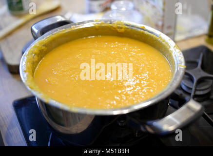 Soupe de potiron dans une casserole Banque D'Images