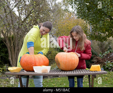 Mère et fille faire halloween citrouille Banque D'Images