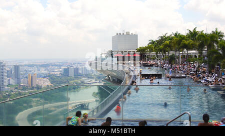 Singapour - APR 1st, 2015 : piscine à débordement sur le toit à la Marina Bay Sands Skypark, avec des gens à la détente des vues à couper le souffle Banque D'Images