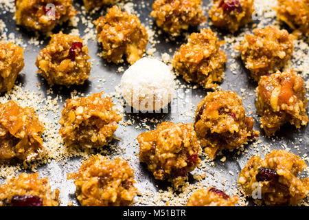 Dessert maison croquants cookies sur une plaque Banque D'Images