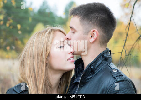 Jeune fille et un jeune homme s'embrasser dans les bois Banque D'Images