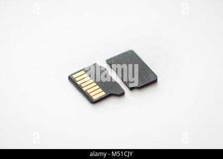 Broken détruit carte micro SD sur la surface blanche fermer Banque D'Images