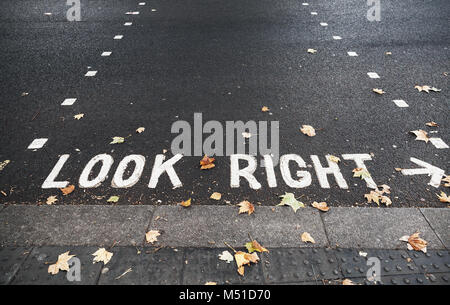 Regardez à droite. Attention signalisation pour piétons indique la direction de l'aéronef en rapprochement dans la ville de Londres Banque D'Images