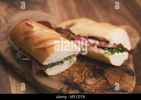 Sandwichs baguette avec coppa jambon sur bois, l'accent peu profondes Banque D'Images