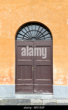 Hauteur fermé ancienne porte d'entrée en bois brun Banque D'Images