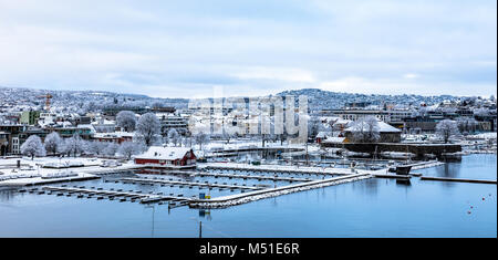 Kristiansand, Norvège - 17 janvier 2018 : l'hiver et la neige sur une marina vide en attente de la saison de navigation de plaisance et tourisme à démarrer. La ville de Kristiansand en Norvège Banque D'Images