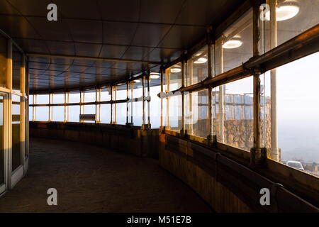 Romantique coucher de soleil vu à travers la construction de la tour Jested, Liberec, République Tchèque Banque D'Images