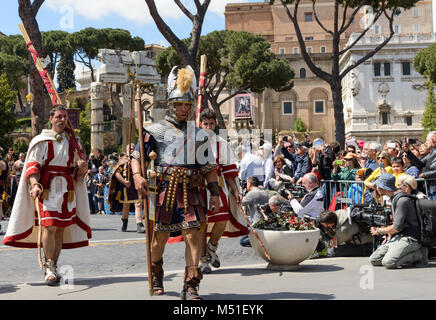 Rome, Italie - 23 Avril 2017 : la représentation des anciens romains dans l'anniversaire de Rome, avec les centurions, les soldats, les légions, sénateurs, handmai Banque D'Images