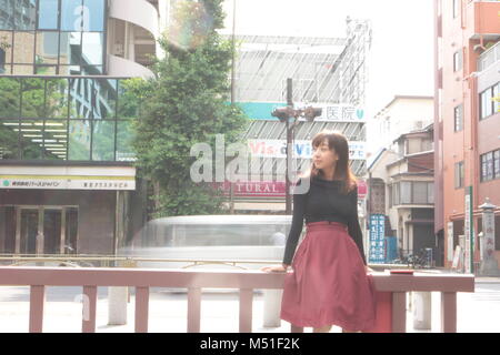 Fille sur la rue japonaise avec passant-par modèle Banque D'Images