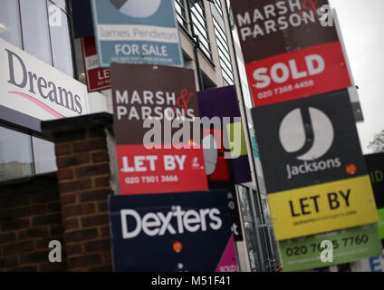 Divers en vente, vendus et laissez par agent immobilier signes juxtaposés à côté d'un magasin de rêves à Clapham, Londres. Banque D'Images