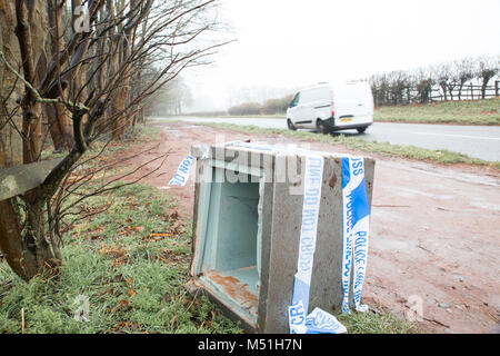 Coffre-fort vandalisme endommagé par la force brute en vol professionnel, sous-évaluées par les voleurs dans le pays au bord de la route. Conscient de la police bande. Les fly-tipping. Banque D'Images