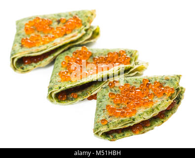 Crêpes aux épinards remplissant caviar rouge sur blanc fond isolé Banque D'Images