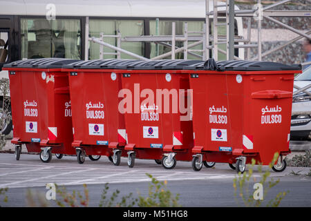 Et rouge / moderne des déchets des poubelles du quartier culturel à Abu Dhabi Banque D'Images