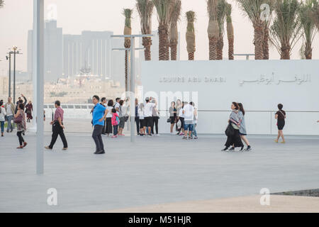 Groupe d'errer au Louvre Abu Dhabi Banque D'Images