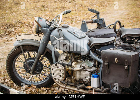 Une moto vintage de l'époque de la Seconde Guerre mondiale en gris avec une poussette est sur le terrain. Les forces allemandes Banque D'Images