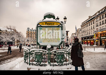 La neige a couvert entrée du métro Pigalle à Paris France Banque D'Images