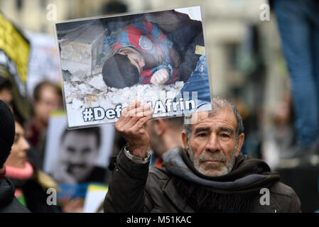 Manifestation contre les allégations de crimes de guerre turc à Afrin, une ville kurde en Syrie. Londres, Royaume-Uni. Défendre Afrin. Campagne de solidarité kurde Banque D'Images