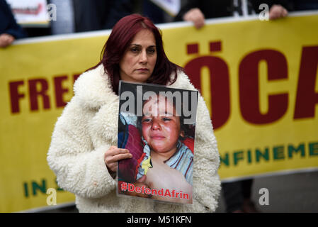 Manifestation contre les allégations de crimes de guerre turc à Afrin, une ville kurde en Syrie. Londres, Royaume-Uni. Défendre Afrin. Femme triste photo d'enfant blessé Banque D'Images