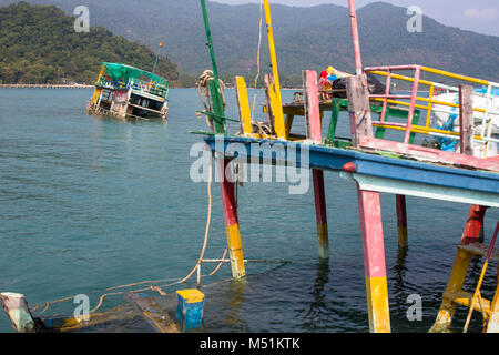 Bateaux de pêche thaïlandais engloutie dans le golfe de Thaïlande. Banque D'Images