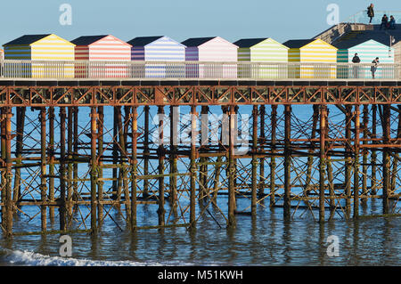 Cabines de plage sur la nouvelle jetée d'Hastings, East Sussex, UK Banque D'Images