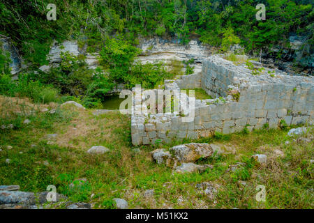 Vue extérieure de ruines à proximité d'un cenote Xtoloc étang situé à Chicen Itza, Yucatan, Mexique Banque D'Images