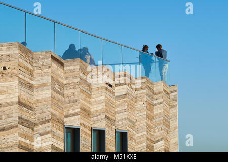 Le café sur le pont supérieur de la nouvelle jetée d'Hastings, East Sussex, UK Banque D'Images